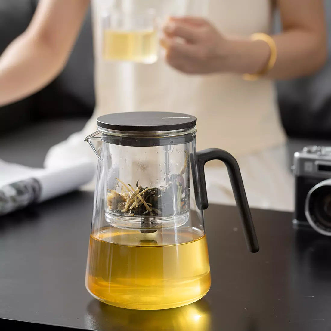 Magnetic Tea Pot 33.9 Oz with Infuser Wood Handle Black Walnut