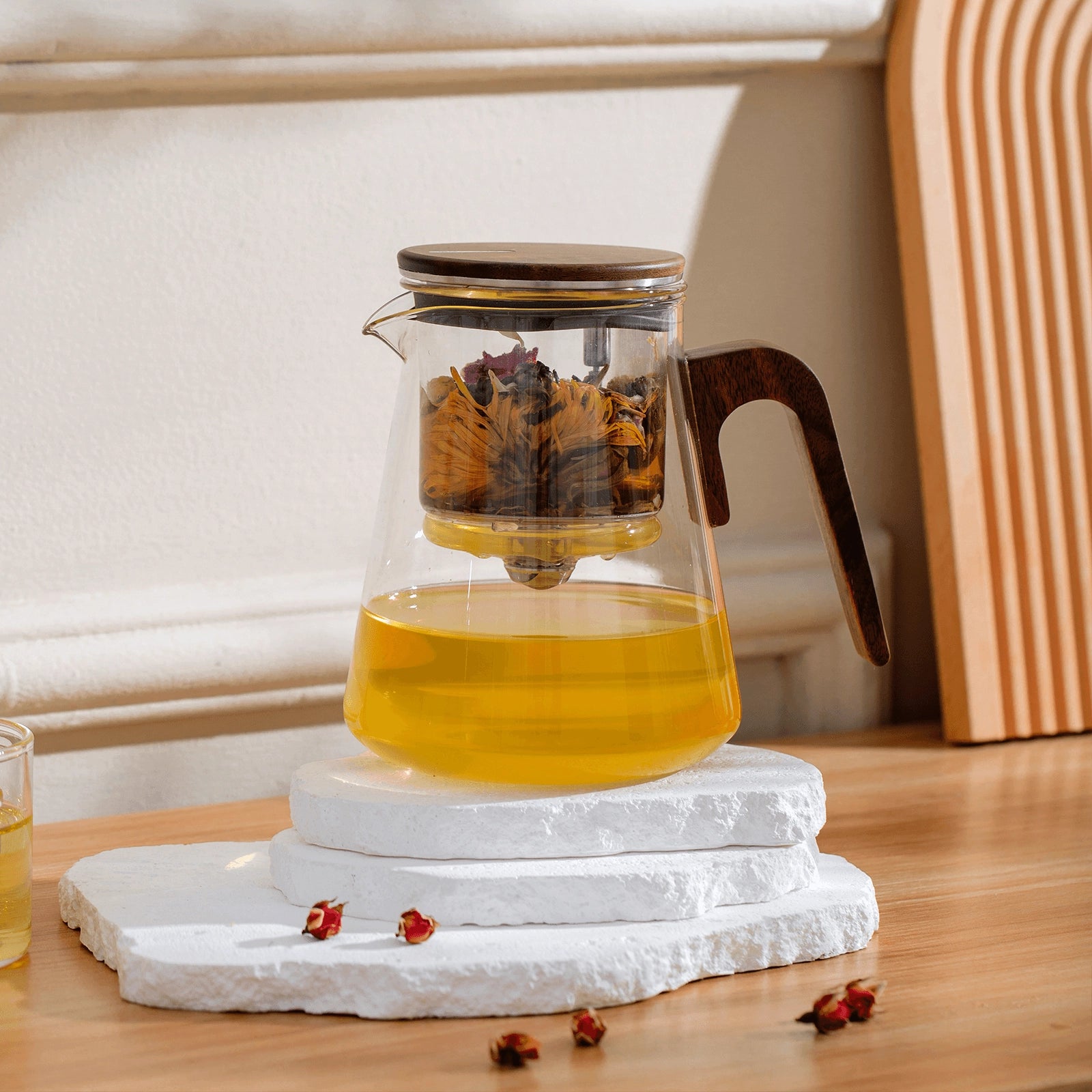 Magnetic Tea Pot 27 Oz with Infuser Walnut Wood Handle